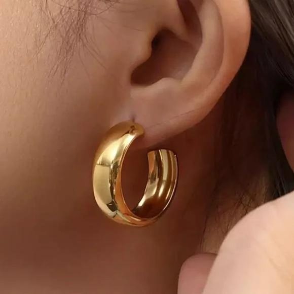NEW ELEGANT 18K GOLD WIDE HOOP EARRINGS, BEAUTIFUL EARRINGS, CUTE EARRINGS. - Picture 1 of 6